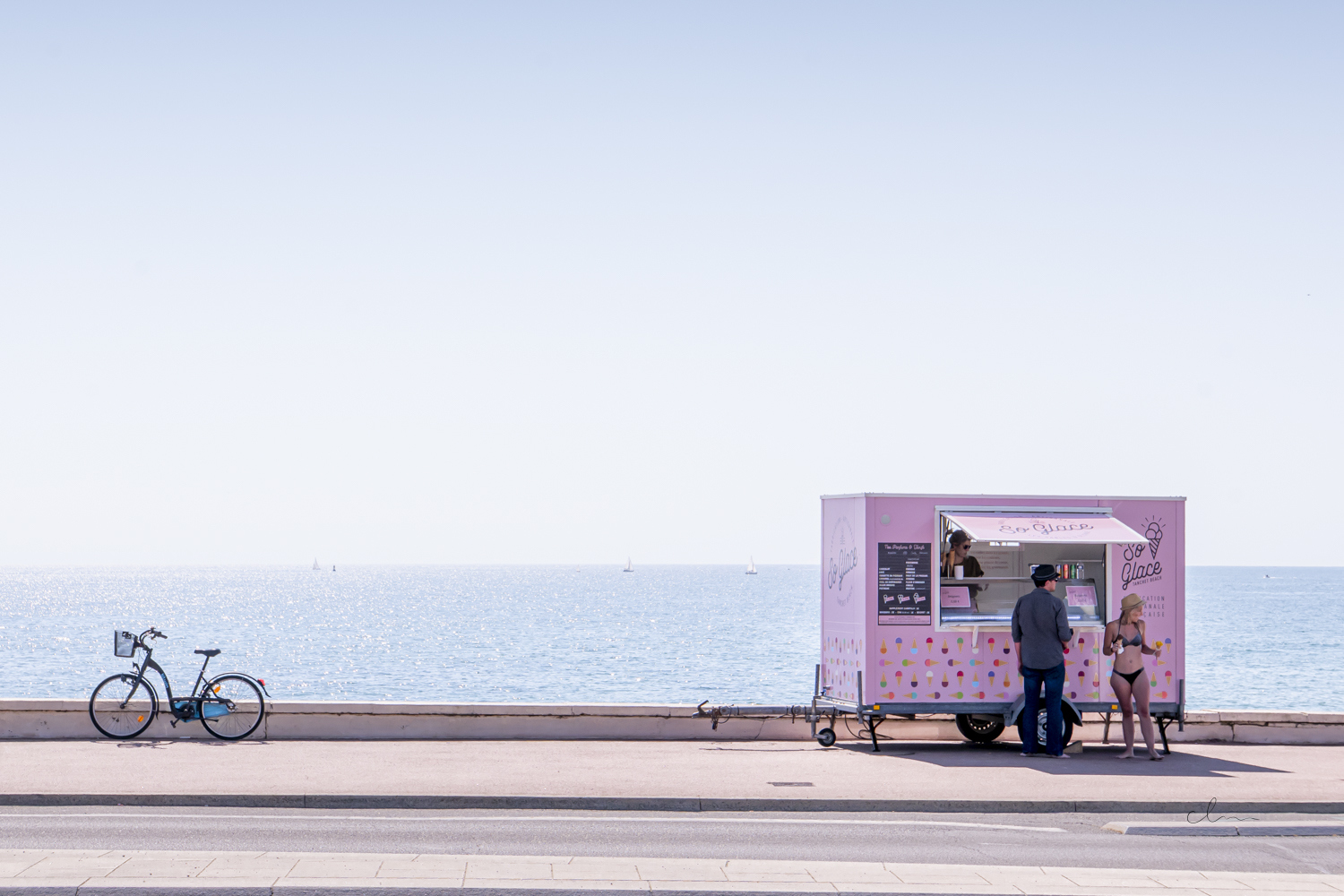 Marchand de glace le long sur le remblais