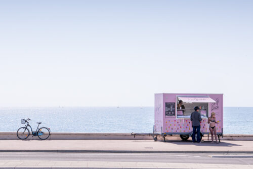 Marchand de glace le long sur le remblais